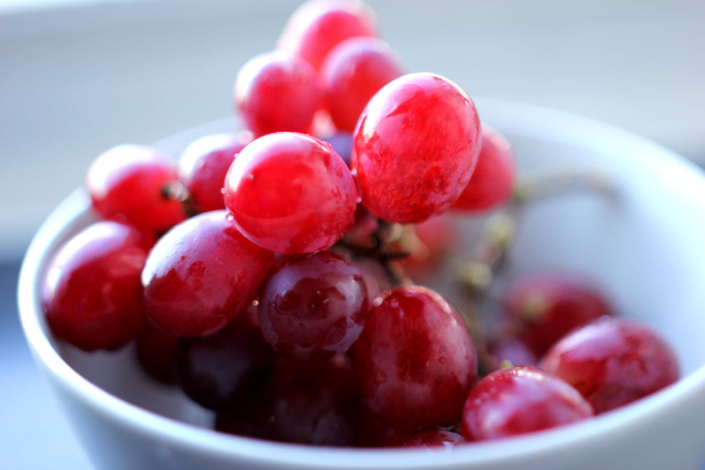 Resveratrol is found in the skin of red grapes along with other nutrients, such as minerals manganese and potassium and vitamins K, C and B1. (Flickr: Rote Trauben)